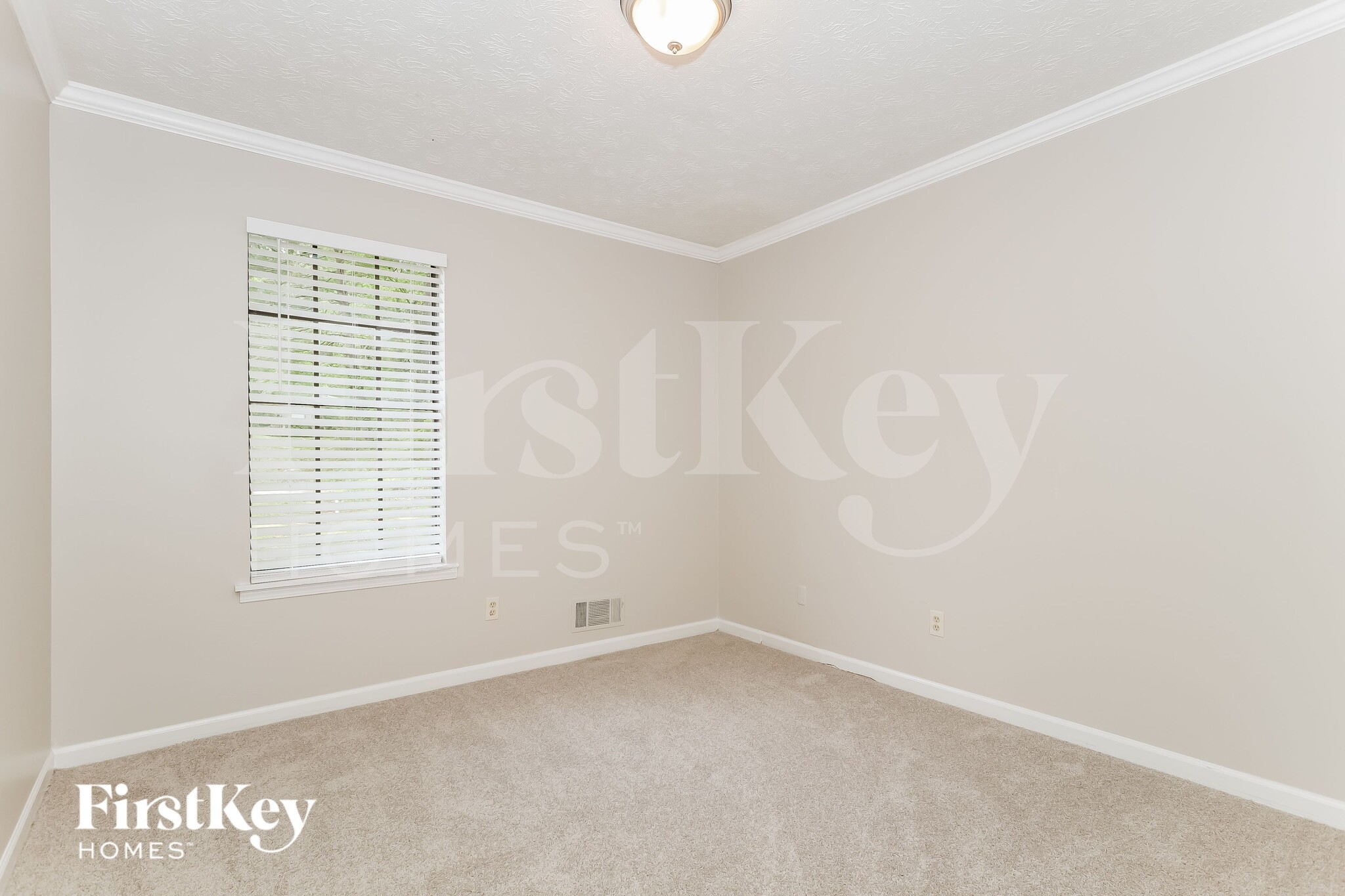 Building Photo - 1745 Tree Line Rd