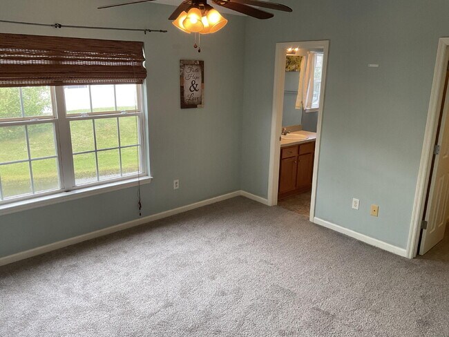 Building Photo - Adorable 2 Bedroom Townhome in Azalea Square