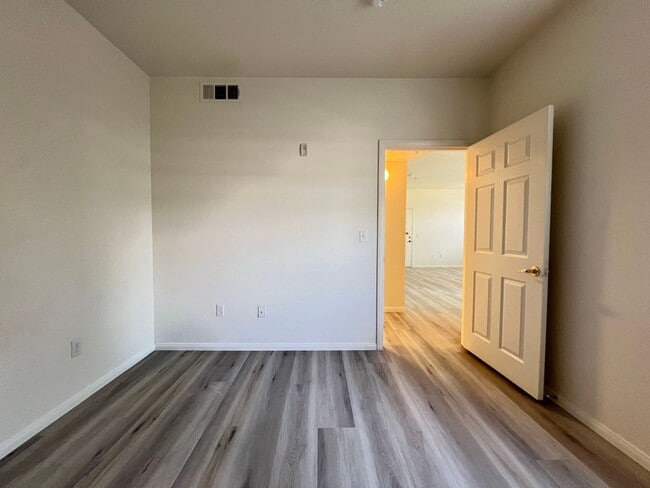 Building Photo - Sweet condo on the first leve