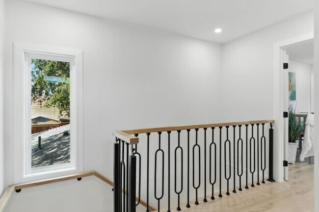 Building Photo - Refined Redwood City Living: Exquisitely R...