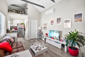 Building Photo - 933 21st St