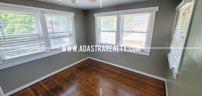 Building Photo - Amazing Historic Independence Home-Available NOW!!