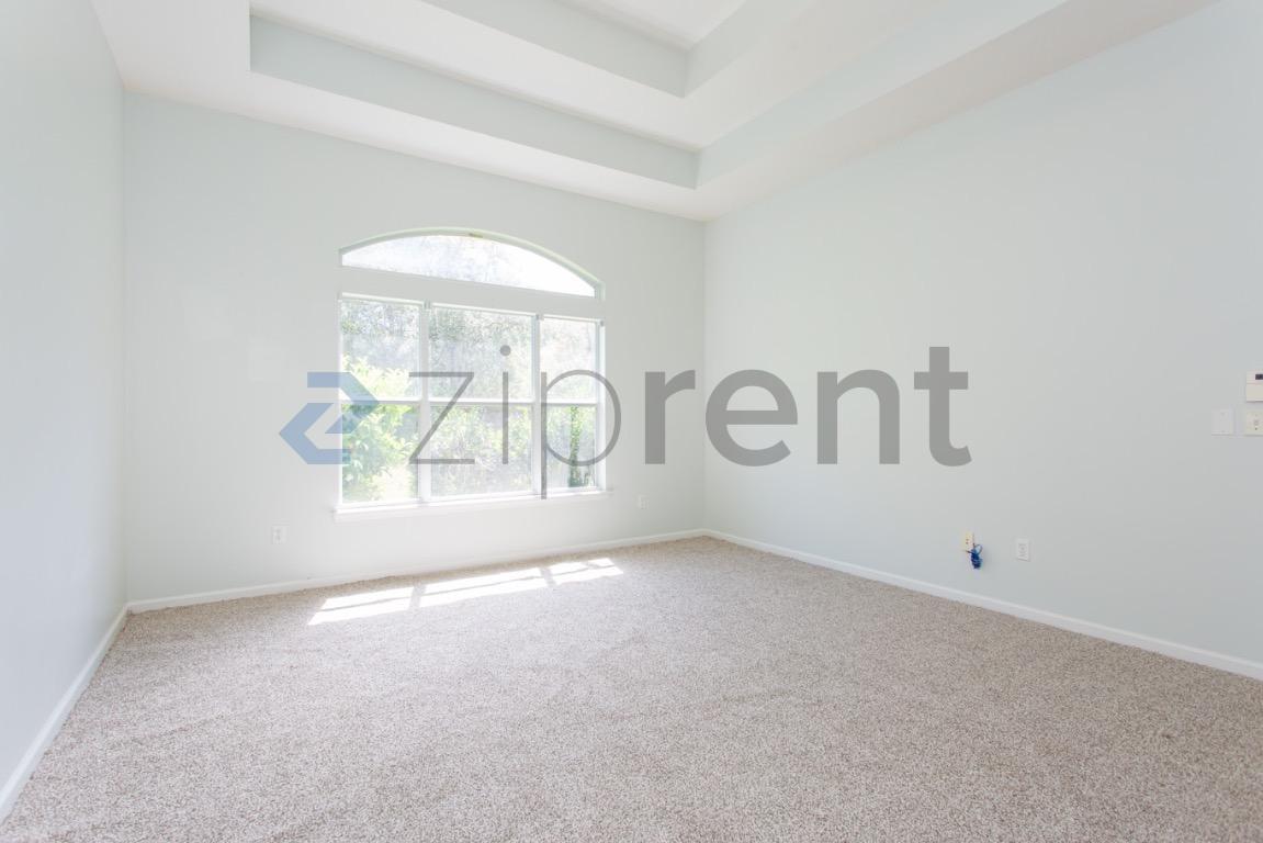 Building Photo - 168 Oak Common Ave