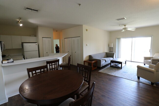 Building Photo - 625 Fairway Dr