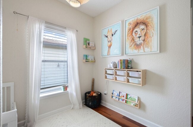 Building Photo - Gorgeous End Unit with pond fountain view -  1 Bed, 1 Bath plus Office/Den Nook on Harbour Island...