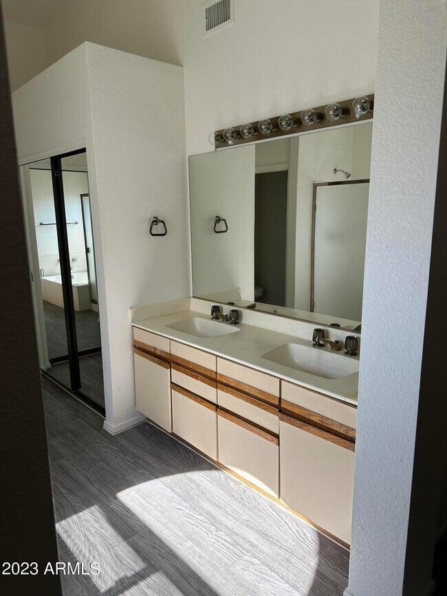 Building Photo - 3712 E Lavender Ln