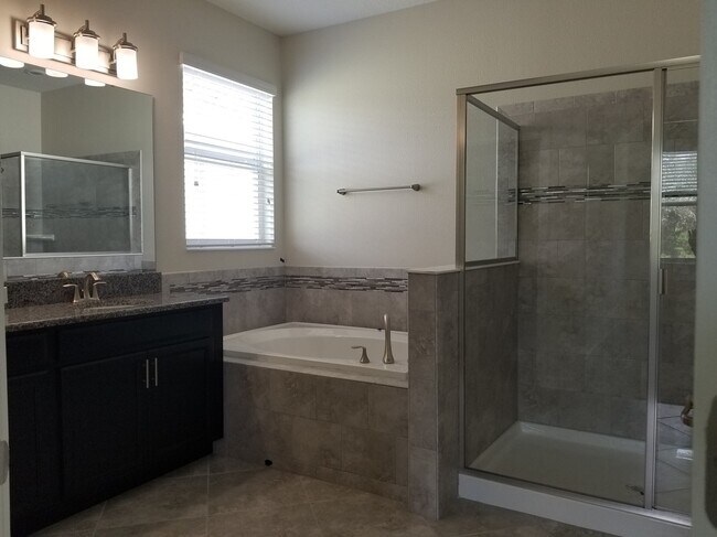 Building Photo - Must See Oaks at Moss Park Home!