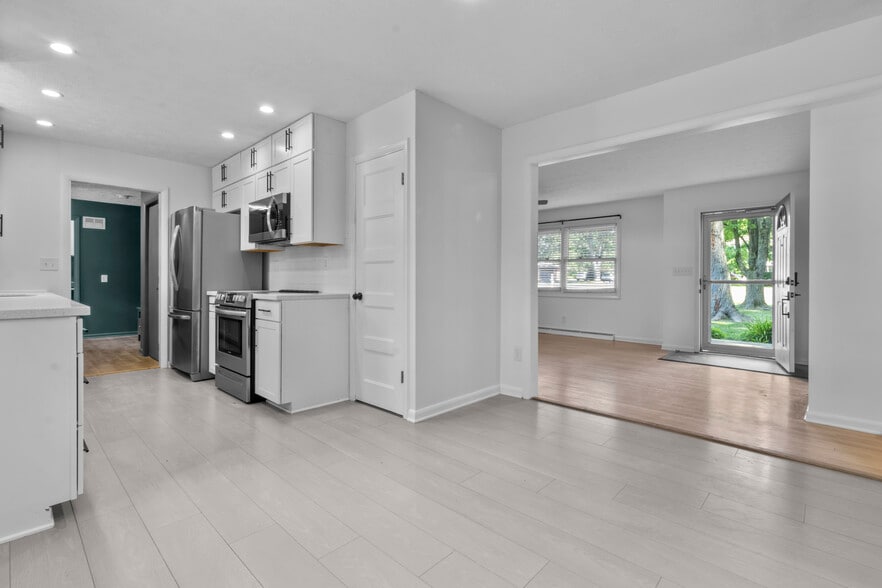 Building Photo - 820 Eaglewood Dr