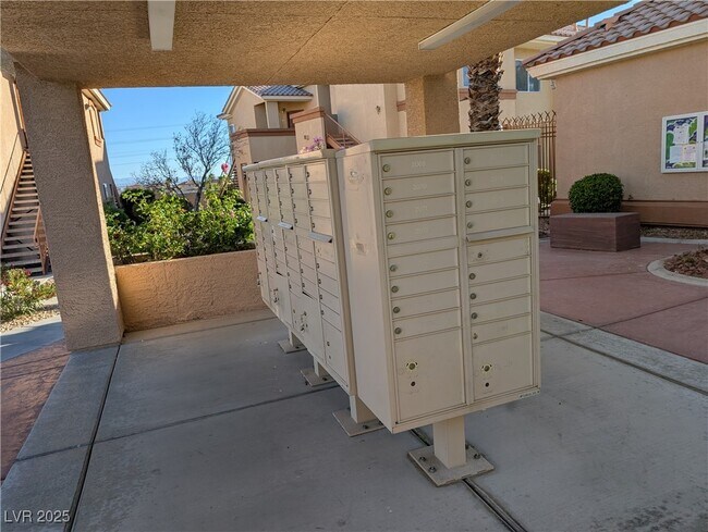 Building Photo - 1050 E Cactus Ave
