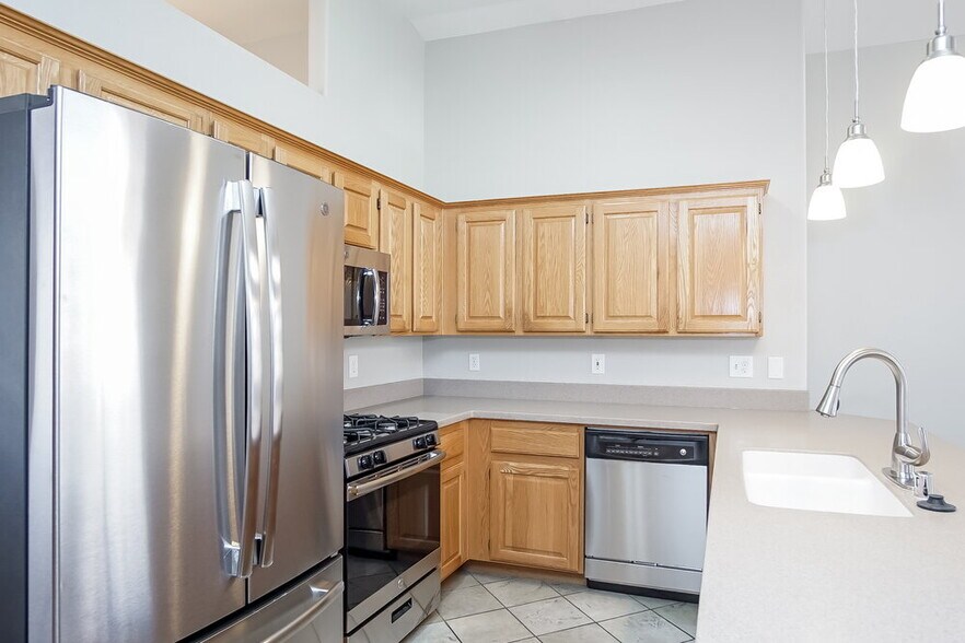 Building Photo - 7028 Village Shore Ct