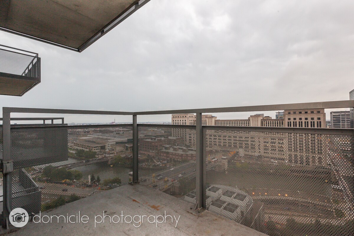 Building Photo - 235 W Van Buren St