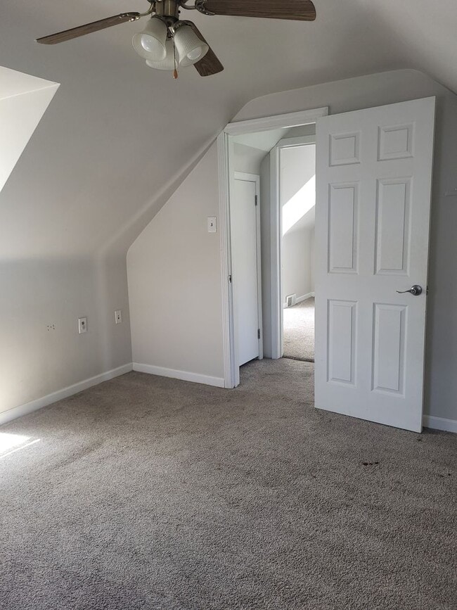 Building Photo - Three bedroom two bath located in North Hills!