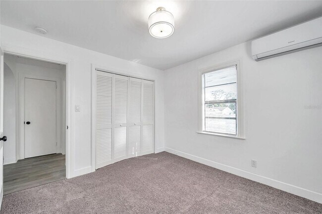 Building Photo - Gorgeous 2 bedroom 1 bath apartment