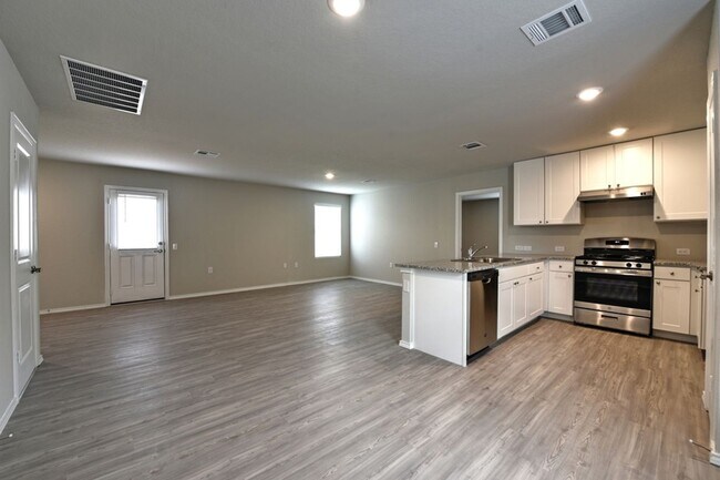 Building Photo - NEAR GOLF COURSE  |  3 BEDROOMS  |  2 BATH...