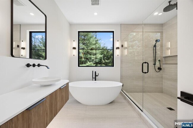 Building Photo - 242 Hardenburgh Ave