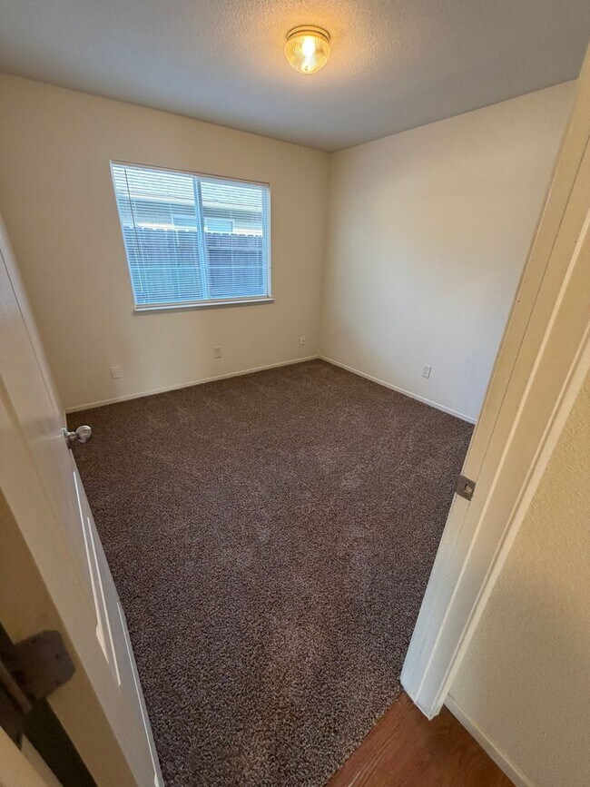 Building Photo - Three Bedroom Two Bathroom House for Rent