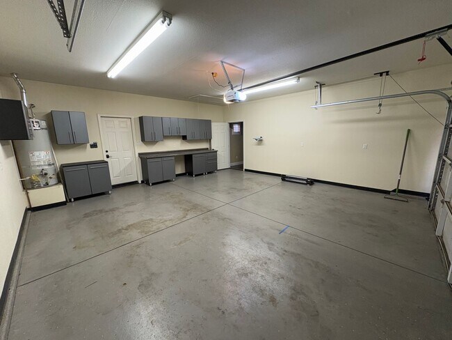 Building Photo - NW Visalia home available coming soon!