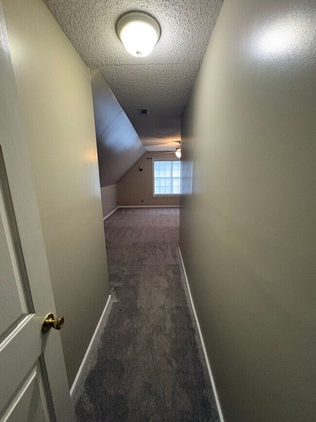 Building Photo - Spacious and well-maintained home located in the heart of Arlington!