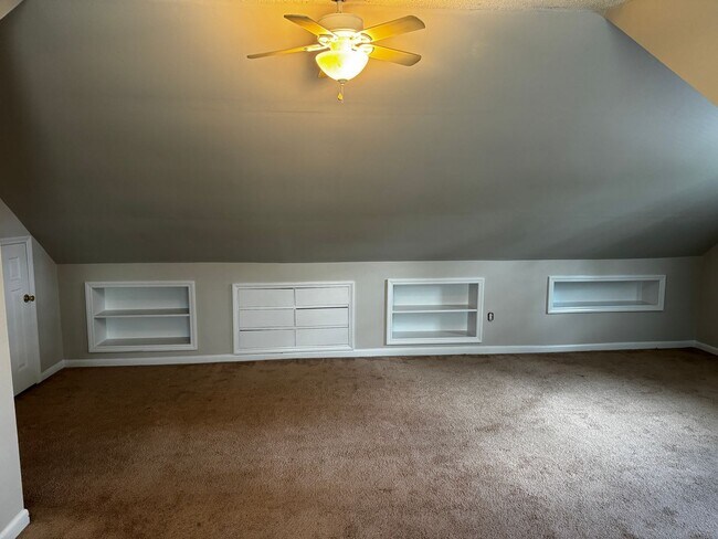 Building Photo - 4 Bedroom 2.5 Bath Home