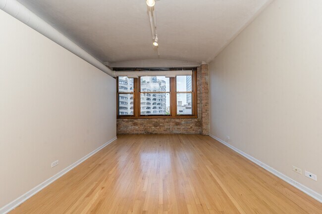 Building Photo - 801 S Wells St