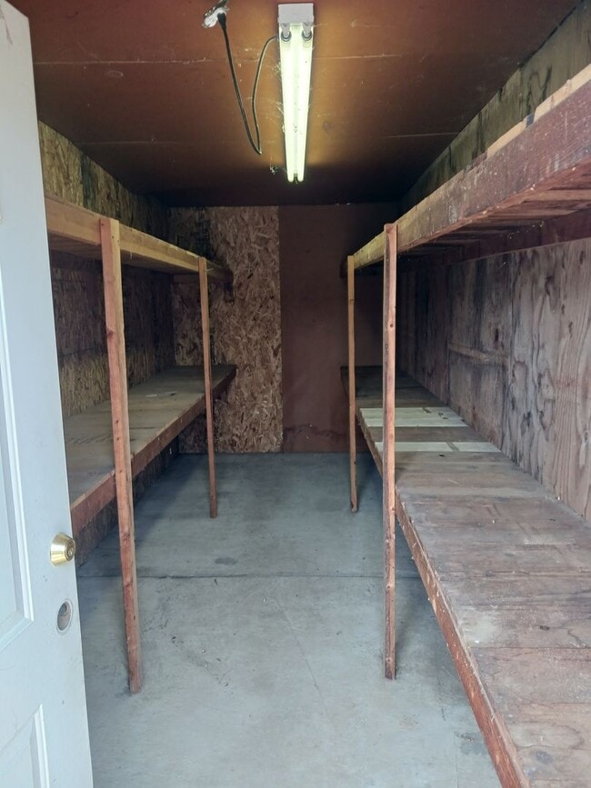 Building Photo - Solar power 3 bedroom 1 bath home with sho...