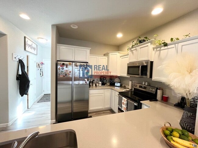 Building Photo - 942 Petra Heights