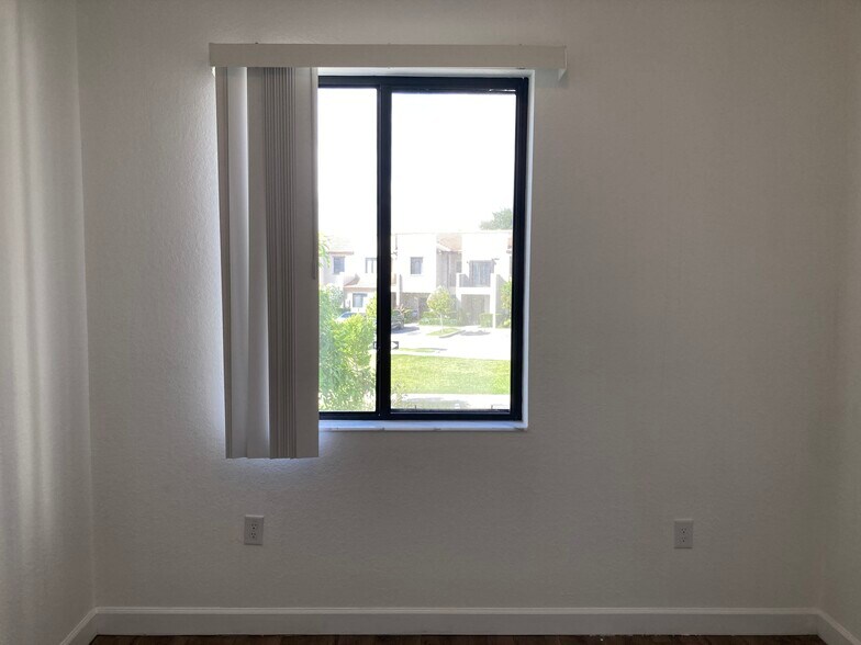 Building Photo - 390 NE 208th Ter