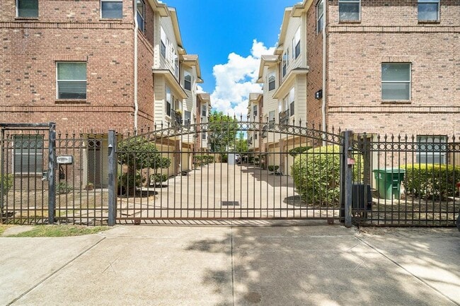 Building Photo - 909 W 21st St