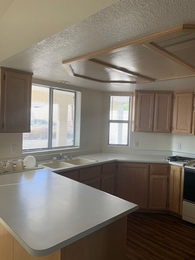 Building Photo - Unfurnished Full Time