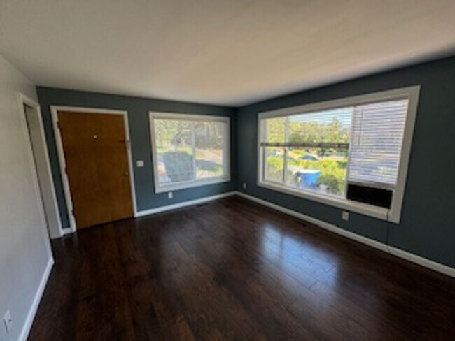 Building Photo - GORGEOUS Avenues Home!!!