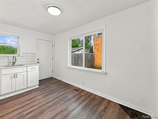 Building Photo - 2223 E Bergin Ave