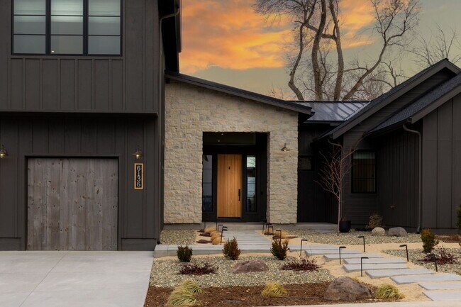 Building Photo - Beautiful Fully Furnished Custom Home in Rancharrah