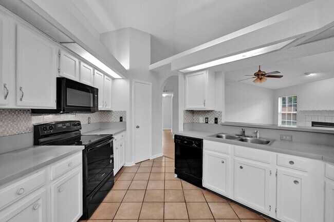 Building Photo - Welcome to this charming 3 bedroom, 2 bathroom home located in Jacksonville, FL