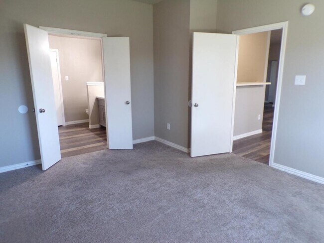 Building Photo - 5006 Parkwood Dr