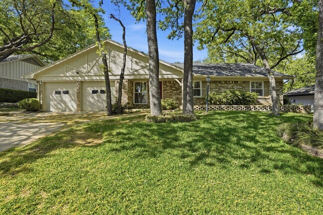 Building Photo - Amazing in Arlington