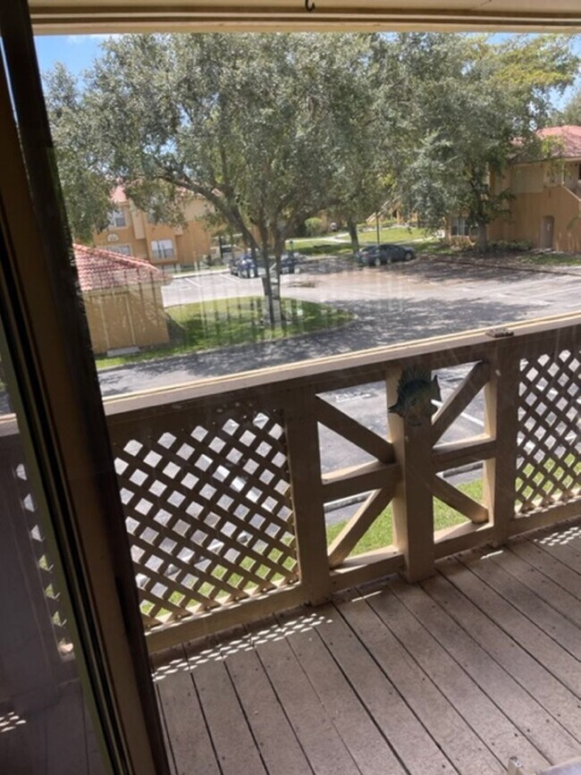 Building Photo - Palm Lakes Condo