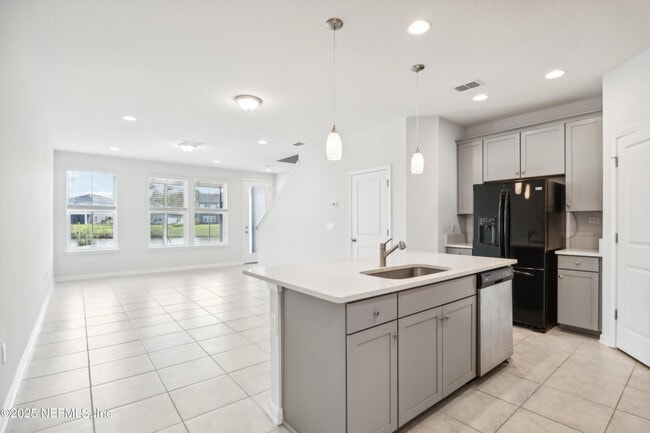 Building Photo - 260 Brandon Lks Dr
