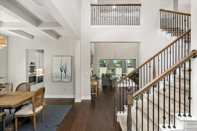 Building Photo - Charming Home Awaits: Spacious & in a Prime Location