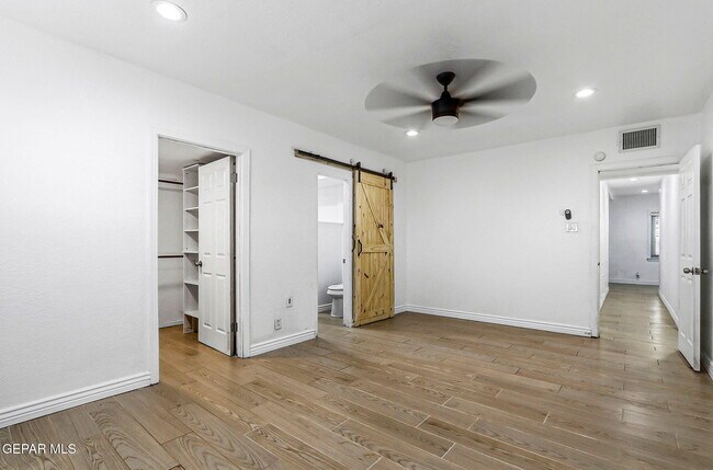 Building Photo - 513 Cardon St