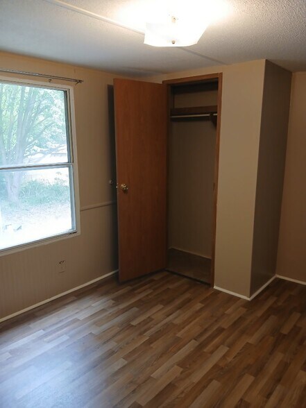 Building Photo - 107 Elm St