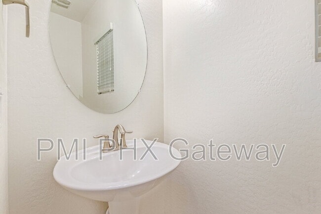 Building Photo - 735 E Constance Wy