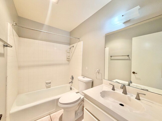 Building Photo - AVAILABLE NOW!! 3 Bedroom 2 Bathroom Condo in Palm Springs! MOVE IN SPECIAL! 50% OFF ONE MONTHS RENT