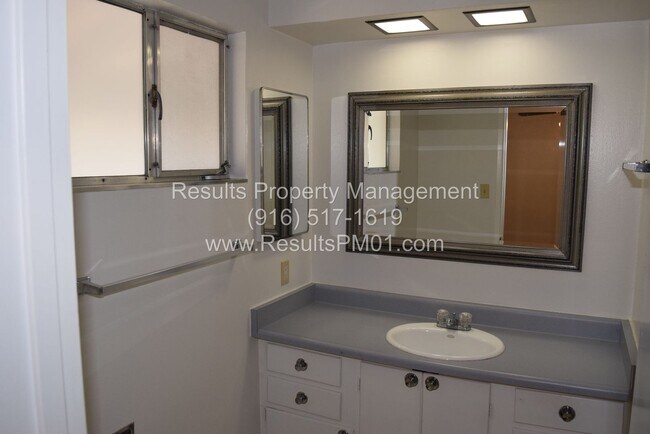 Building Photo - Adorable 3 Bedroom On tree line Street