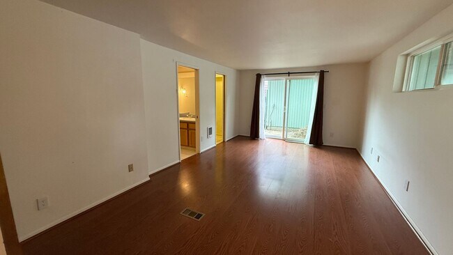 Building Photo - Charming 3-Bed 2bath Single-Level Home in ...