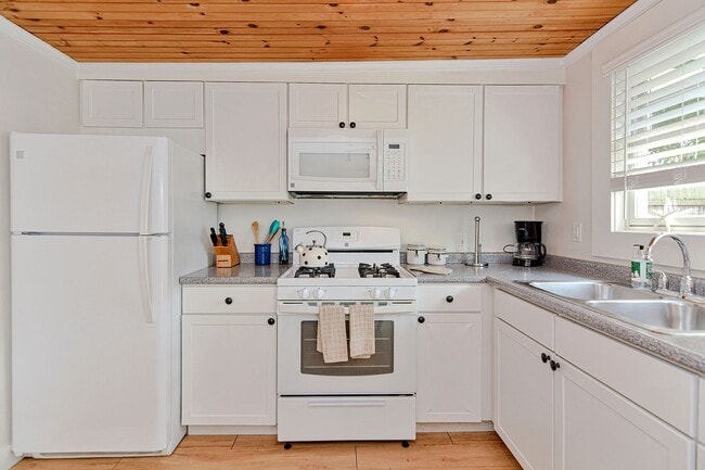 Building Photo - WINTER RENTAL: Changes In Latitude (Dogs Welcome!)
