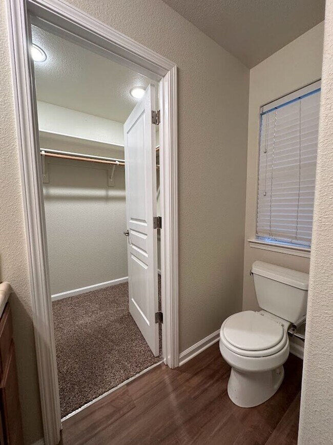 Building Photo - Well maintained home in desirable neighborhood!