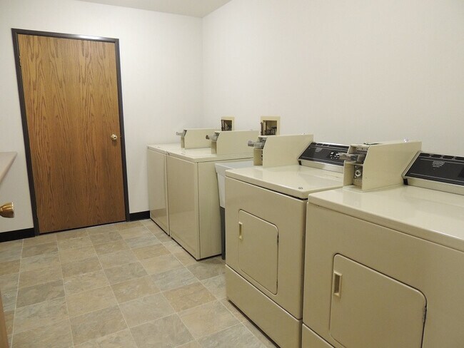 Building Photo - Spacious 1 Bedroom Unit, Downtown Waukesha...