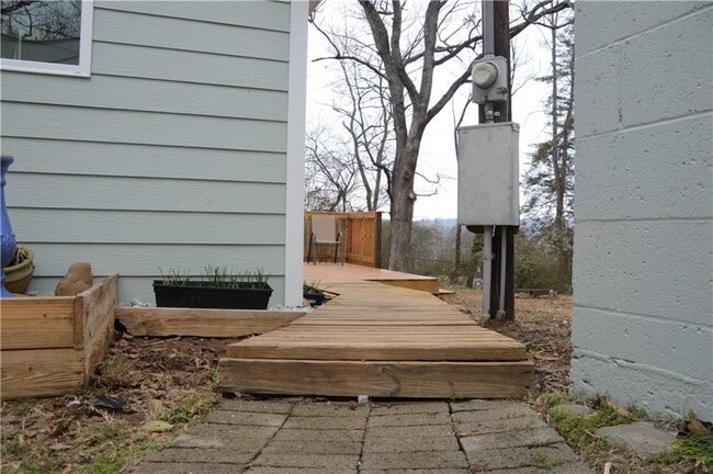 Building Photo - 3227 Hilltop Cir