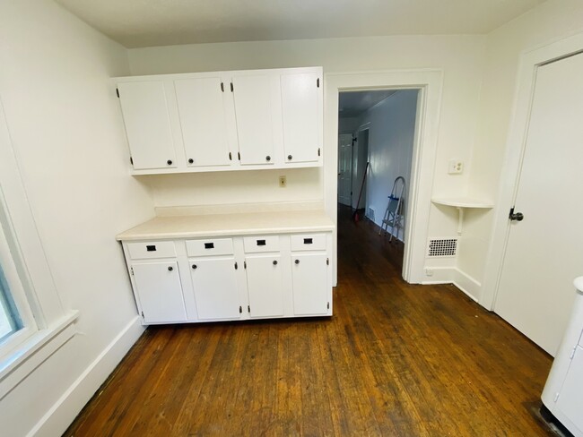 Building Photo - Private Room 714
