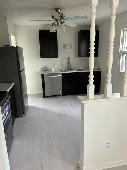 Primary Photo - 4645 E Oakwood Dr